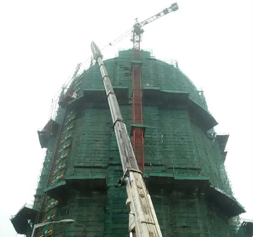 衡南吊车在工地上作业